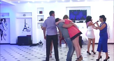 sex vn hs thủ dâm Busty đĩ thích nó. Cô làm sạch mông của mình với phim sex vú to một vòi nước.