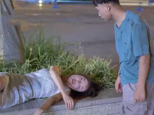 sex vú to trắng Gã ăn xin cơ hội đưa cô gái say xỉn về nhà rồi tranh thủ địt…